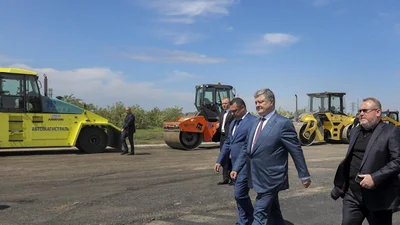 Порошенко зацікавився ремонтом доріг: Відео