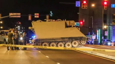 GTA в реальной жизни: мужчина 2 часа убегал от копов на угнанном БТР