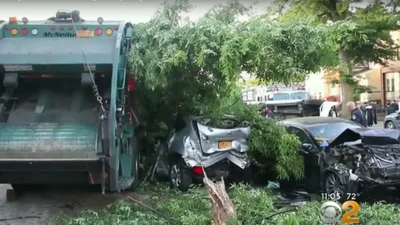 Сміттєвоз перетворив на непотріб 9 автомобілів та пошкодив будинок (відео)