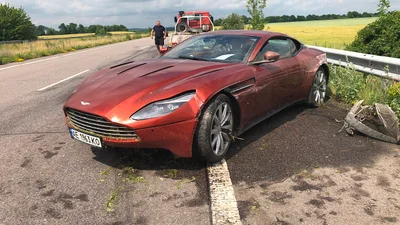 Украинец оставил на трассе побитый Aston Martin за 8,5 млн