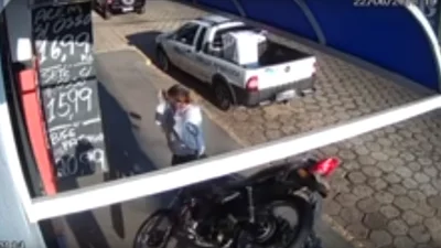 Смертельная опасность: женщина чудом осталась цела после "встречи" с байком (видео)