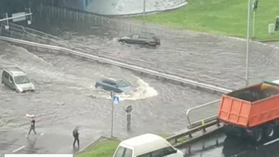 Біля метро Лівобережна в столиці затопило дорогу: відео