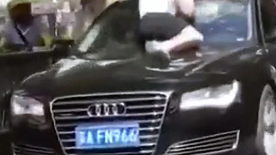 Дружина упіймала чоловіка з молодицею у машині і влаштувала розправу посеред міста (відео)