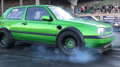 Golf с парой моторов и драгстеров стыдит, и боком едет не хуже Silvia (видео)