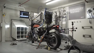 Робот-байкер тестує Kawasaki z900 RS Akrapovic (відео)