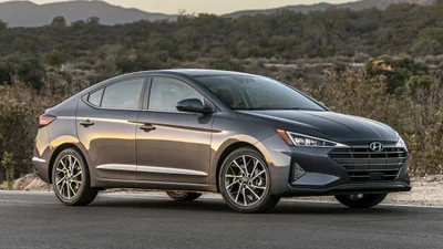 Новую Hyundai Elantra 2019 показали на официальных фото
