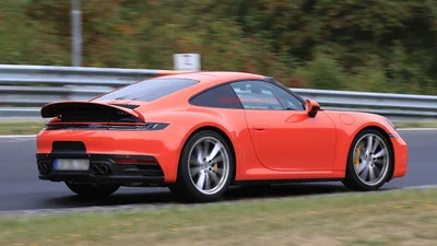 Porsche Carrera 992 помахал своим будущим владельцам хвостиком