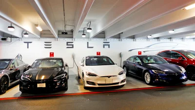 На видео показали, как угнать Tesla за несколько секунд
