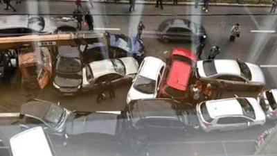 У центрі Києва кран згріб в купу 20 автомобілів - є постраждалі
