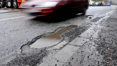 Авто потрапило у яму на дорозі - що робити, щоб отримати компенсацію