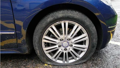 У Києві ріжуть шини автомобілям на єврономерах