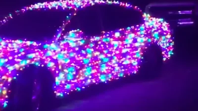 Видео: 4000 лампочек превратили Nissan в новогоднюю ёлку