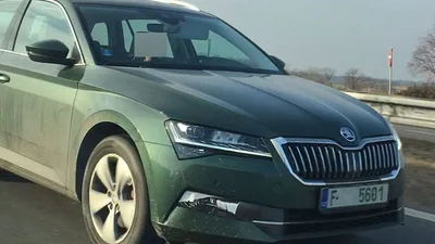 Нову Skoda Superb 2019 року упіймали без камуфляжу на фото