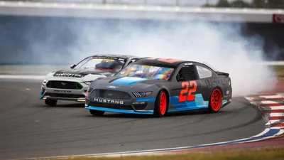 Відео: дріфт NASCAR Mustang та RTR Mustang