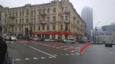 На столичній Бессарабці стовпчиками захистили острівець безпеки