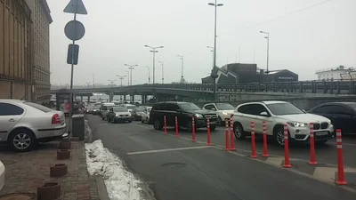 На Поштовій площі встановили обмежувальні стовпчики для авто