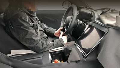 Шпигуни зазирнули у новий Mercedes-Benz S-Class, а там – телевізор