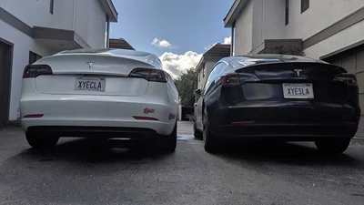 Власнику Tesla заборонили номери XYECLA