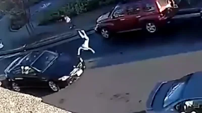Несокрушимая девочка после удара автомобилем просто побежала домой: видео