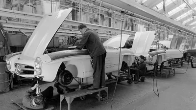 Машина времени: загляните на завод Mercedes в 1958 году и посмотрите, как собирали легендарные купе 190 SL