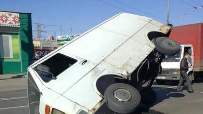 В Києві на Деміївський площі автобус провалився під землю: фото