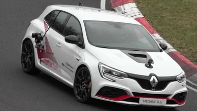 Видео с "обнаженным" супер-хэтчем Renault Megane RS Trophy-R попало в Сеть