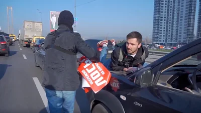 Автомобіль-порушник знову прокатав активіста на капоті: відео