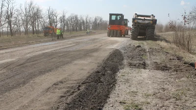 В Кіровоградській області дорогу ремонтують старим асфальтом