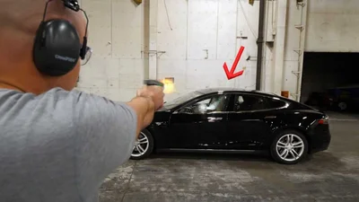 Блогер расстрелял Tesla Model S ради зрелищного видео
