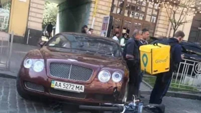 Дорогущий Bentley в центре Киева наехал на велосипедиста-курьера (фото)