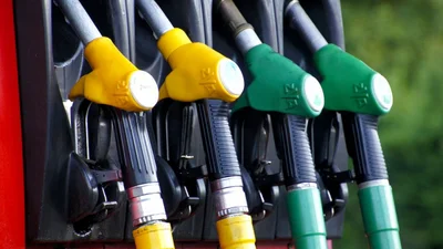 На украинских АЗС продолжает дорожать бензин