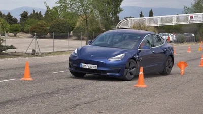 Видео: Tesla Model 3 проходит "лосиный тест"