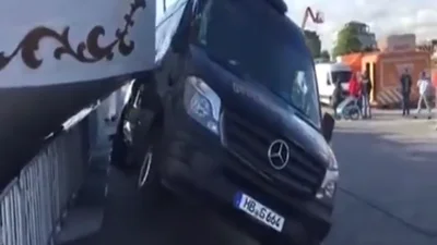 Видео: российский парусник "Мир" напал на фургон в немецком порту