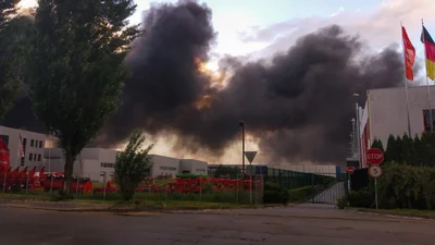 Незаконна заправка під Києвом згоріла вщент: фото, відео