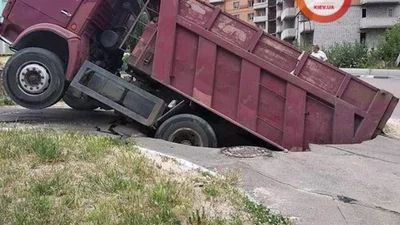 На Київщині вантажівка з піском провалилась під асфальт: фото
