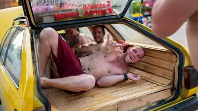 Естонці перетворили старий німецький автомобіль на фінську сауну (фото, відео)