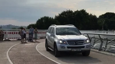 В поліції повідомили, що загрожує водієві, який їздив на авто по велопішохідному мосту