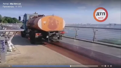 По стеклянному мосту в Киеве ездят грузовики (видео)