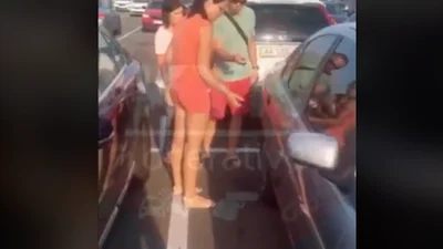В Києві батьки у спеку залишили маленьку дитину в авто: відео