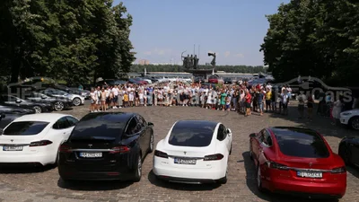 Українські власники електрокарів Tesla зібрались на наймасовіший зліт у Києві (фото, відео)