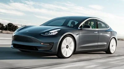 На бориспольской трассе разбили первый электромобиль Tesla Model 3