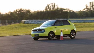 Самый дешевый серийный электрокар Honda E показали на видео