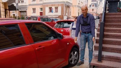 В элитном районе Киева автовладельцы перегородили все тротуары: видео