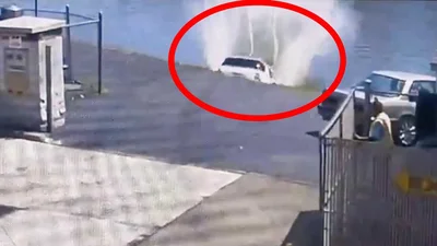 Відео: жінка виїхала з автомийки прямо у річку