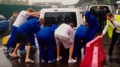 Команда баскетболистов подвинула авто, которое мешало проехать: видео