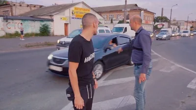 В Киеве по встречке ездят с младенцами за рулем: видео