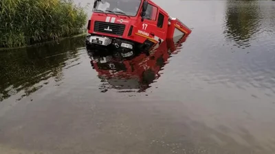 В Киевской области утопили пожарную машину: фото, видео