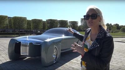 Відео: білявці дали погратись унікальним Rolls-Royce 103EX родом з 2035 року