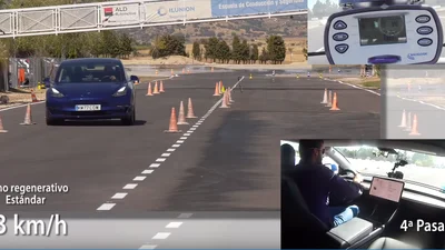 Видео: Tesla Model 3 и Mazda CX-30 выполняют "лосиный тест"