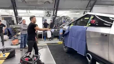 Илон Маск поделился видео, на которых стекло пикапа НЕ разбивается и Cybertruck тянет Ford F-150